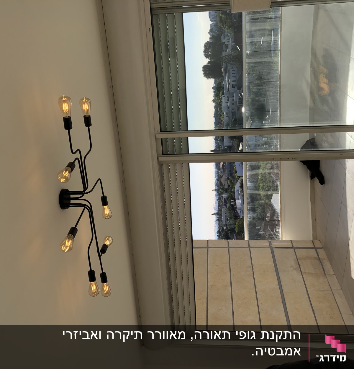 נברשת עם נורות לד דולקות על תקרה לבנה